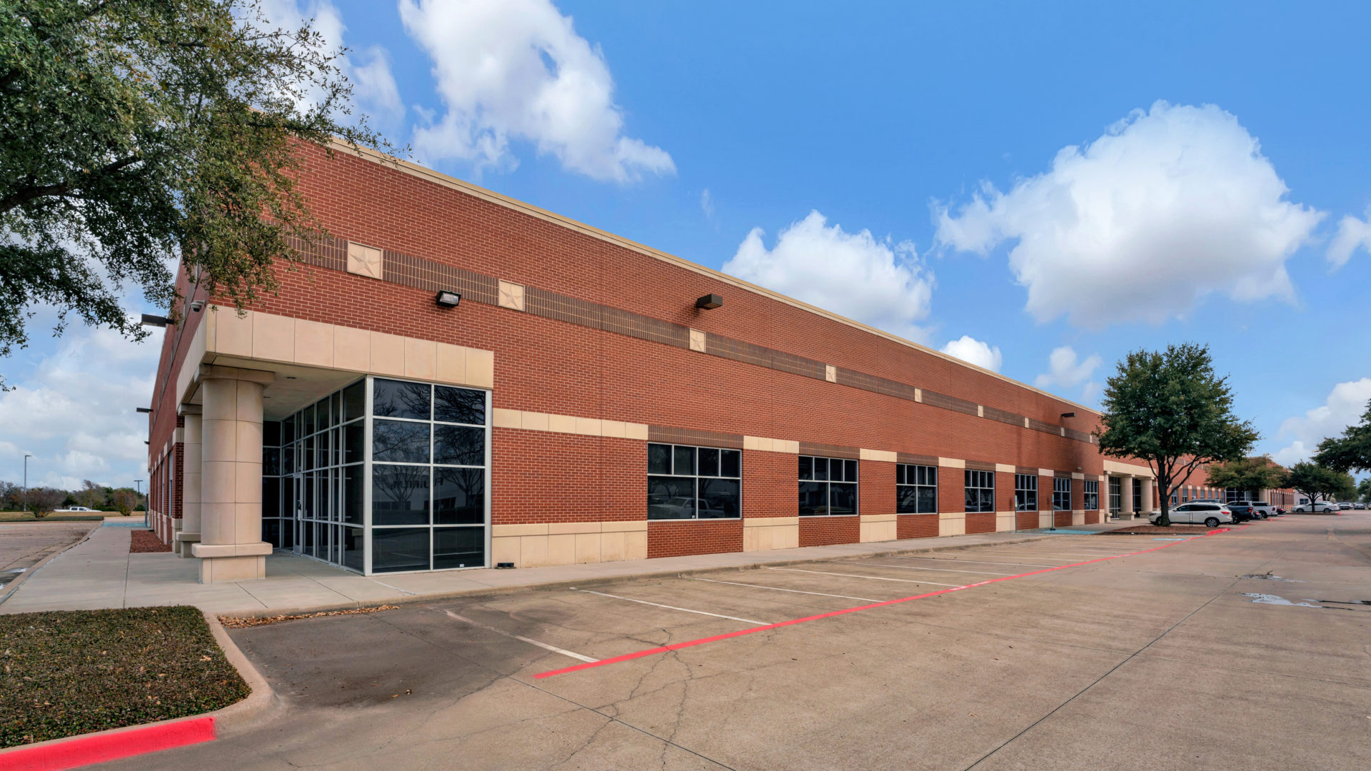 Corner view of 4040 Royal Lane, an industrial property owned by Fort Capital and located in Irving, TX
